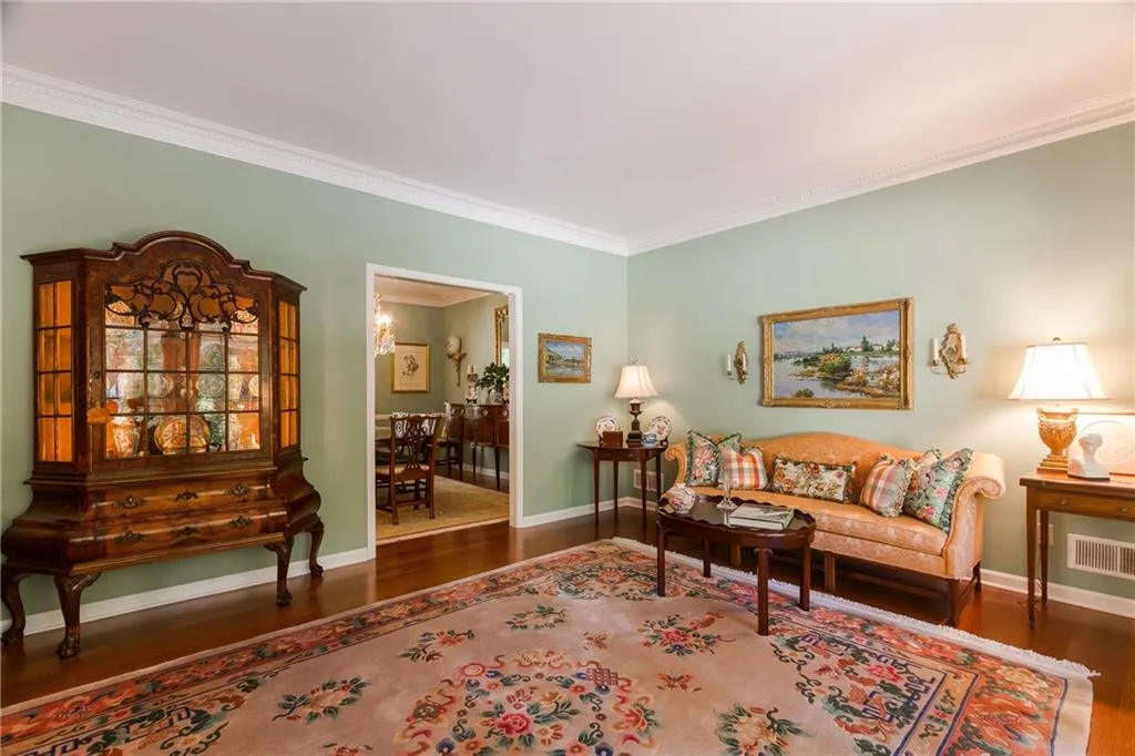 210 Old College Way, Sandy Springs, Georgia 30328, 4 Bedrooms Bedrooms, ,3 BathroomsBathrooms,Residential,Sold,210 Old College Way,5850989