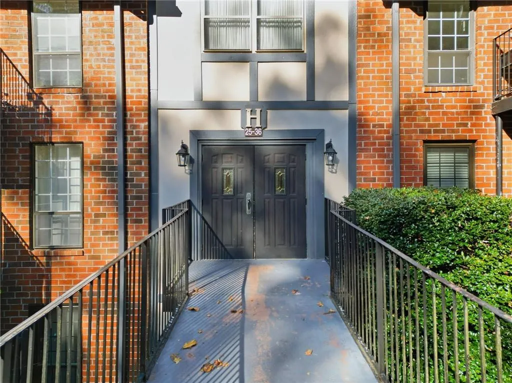6851 Roswell Road Unit H29, Atlanta, Georgia 30328, 2 Bedrooms Bedrooms, ,2 BathroomsBathrooms,Residential,For Sale,6851 Roswell Road Unit H29,7744378