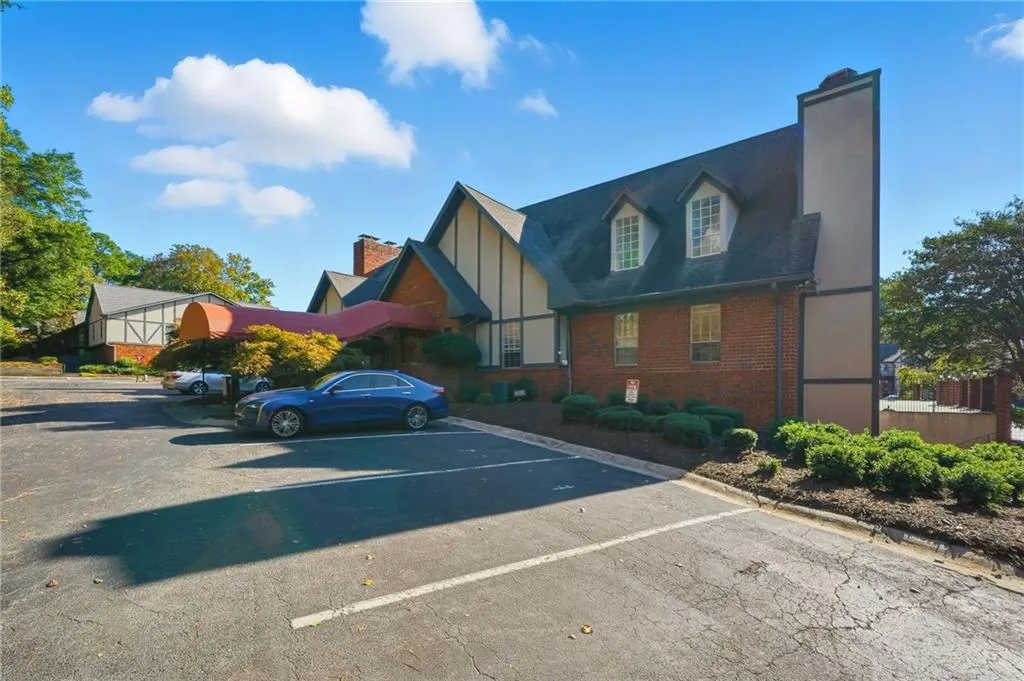 6851 Roswell Road Unit H29, Atlanta, Georgia 30328, 2 Bedrooms Bedrooms, ,2 BathroomsBathrooms,Residential,For Sale,6851 Roswell Road Unit H29,7744378