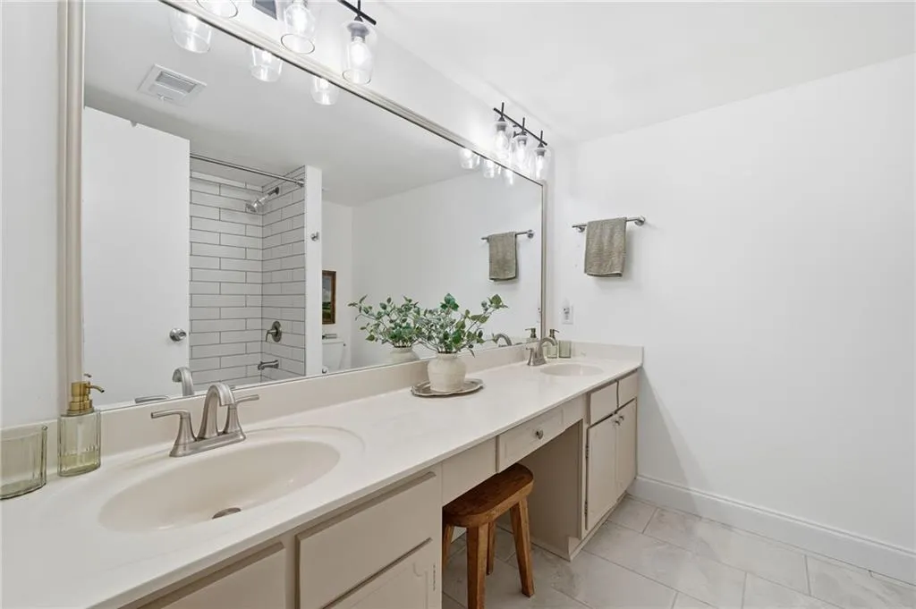 6851 Roswell Road Unit H29, Atlanta, Georgia 30328, 2 Bedrooms Bedrooms, ,2 BathroomsBathrooms,Residential,For Sale,6851 Roswell Road Unit H29,7744378
