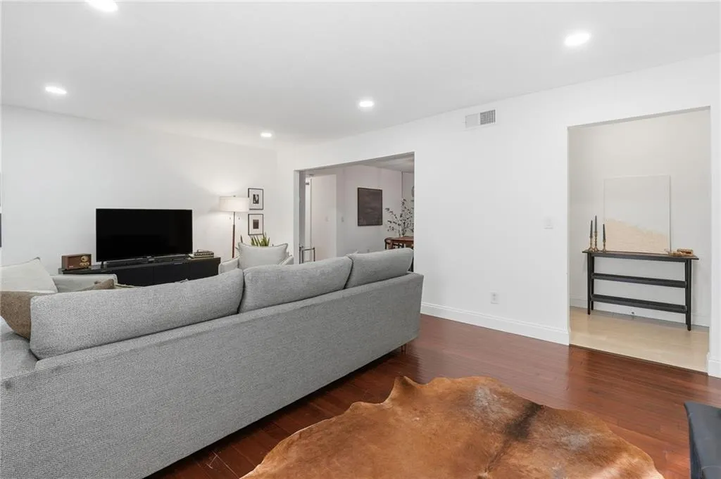 6851 Roswell Road Unit H29, Atlanta, Georgia 30328, 2 Bedrooms Bedrooms, ,2 BathroomsBathrooms,Residential,For Sale,6851 Roswell Road Unit H29,7744378