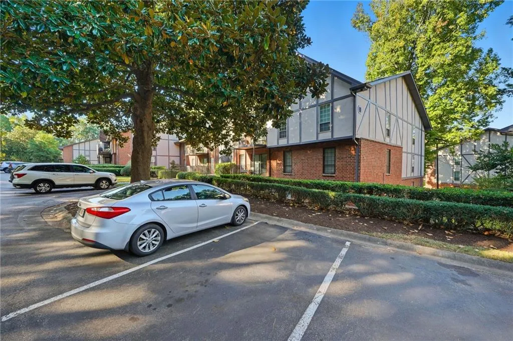6851 Roswell Road Unit H29, Atlanta, Georgia 30328, 2 Bedrooms Bedrooms, ,2 BathroomsBathrooms,Residential,For Sale,6851 Roswell Road Unit H29,7744378