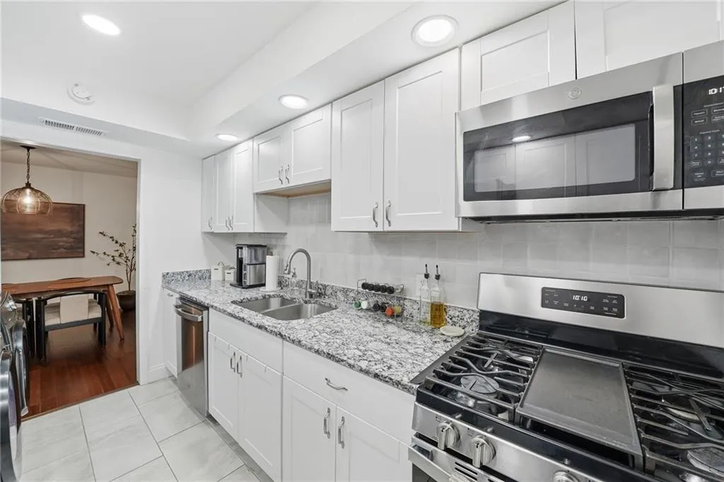 6851 Roswell Road Unit H29, Atlanta, Georgia 30328, 2 Bedrooms Bedrooms, ,2 BathroomsBathrooms,Residential,For Sale,6851 Roswell Road Unit H29,7744378
