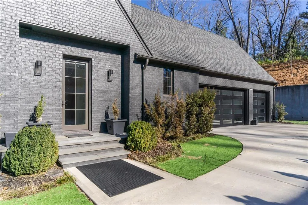 1875 Spalding Drive, Sandy Springs, Georgia 30350, 6 Bedrooms Bedrooms, ,6 BathroomsBathrooms,Residential,Sold,1875 Spalding Drive,7176870