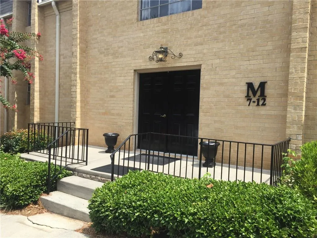 5400 Ne Roswell Road Unit M11, Atlanta, Georgia 30342, 2 Bedrooms Bedrooms, ,2 BathroomsBathrooms,Residential,Sold,5400 Ne Roswell Road Unit M11,5727955