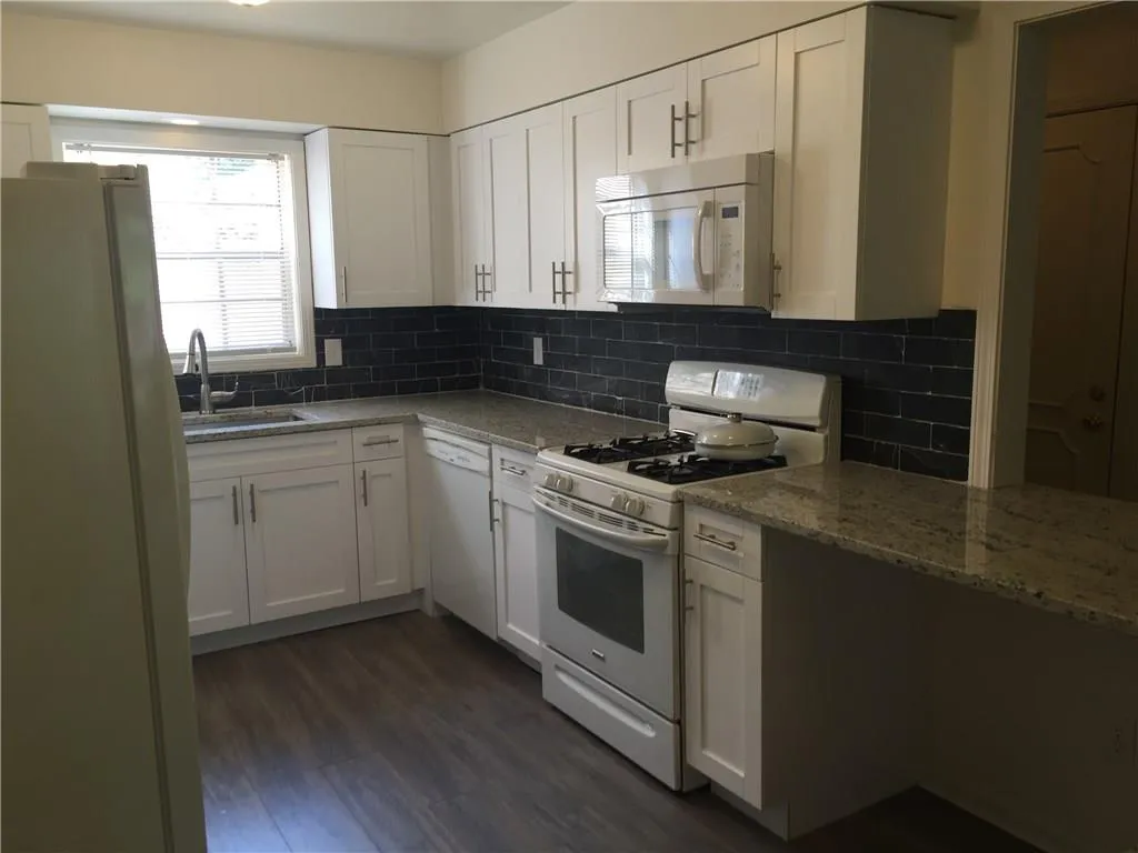 5400 Ne Roswell Road Unit M11, Atlanta, Georgia 30342, 2 Bedrooms Bedrooms, ,2 BathroomsBathrooms,Residential,Sold,5400 Ne Roswell Road Unit M11,5727955