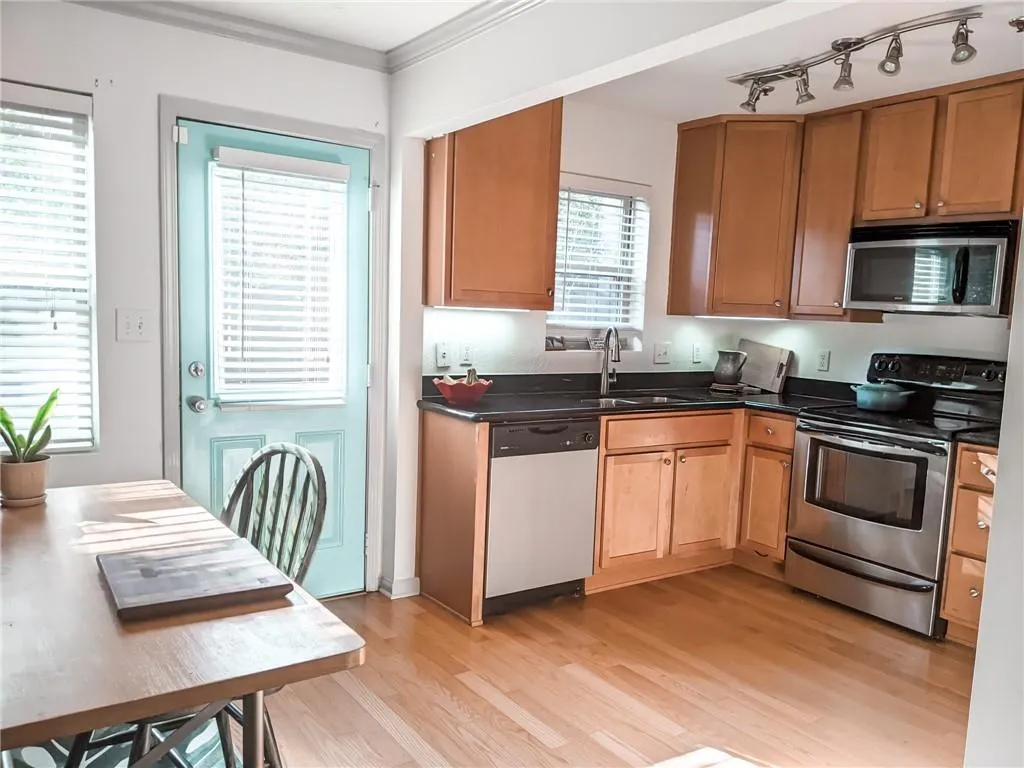 255 Winding River Drive Unit C, Sandy Springs, Georgia 30350, 2 Bedrooms Bedrooms, ,1 BathroomBathrooms,Residential,Sold,255 Winding River Drive Unit C,7010355