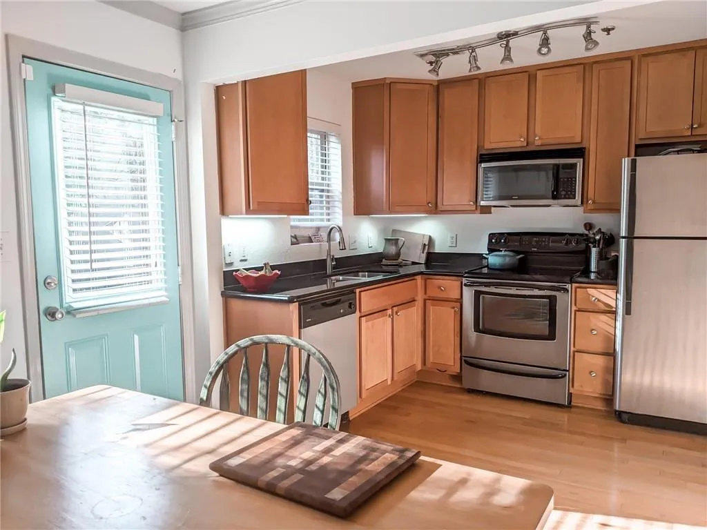 255 Winding River Drive Unit C, Sandy Springs, Georgia 30350, 2 Bedrooms Bedrooms, ,1 BathroomBathrooms,Residential,Sold,255 Winding River Drive Unit C,7010355