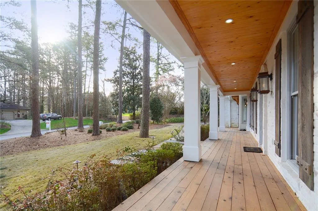 300 Hunters Trace Circle, Sandy Springs, Georgia 30328, 5 Bedrooms Bedrooms, ,5 BathroomsBathrooms,Residential,Sold,300 Hunters Trace Circle,6693705
