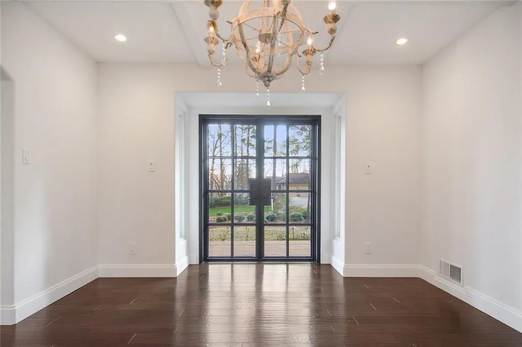 300 Hunters Trace Circle, Sandy Springs, Georgia 30328, 5 Bedrooms Bedrooms, ,5 BathroomsBathrooms,Residential,Sold,300 Hunters Trace Circle,6693705