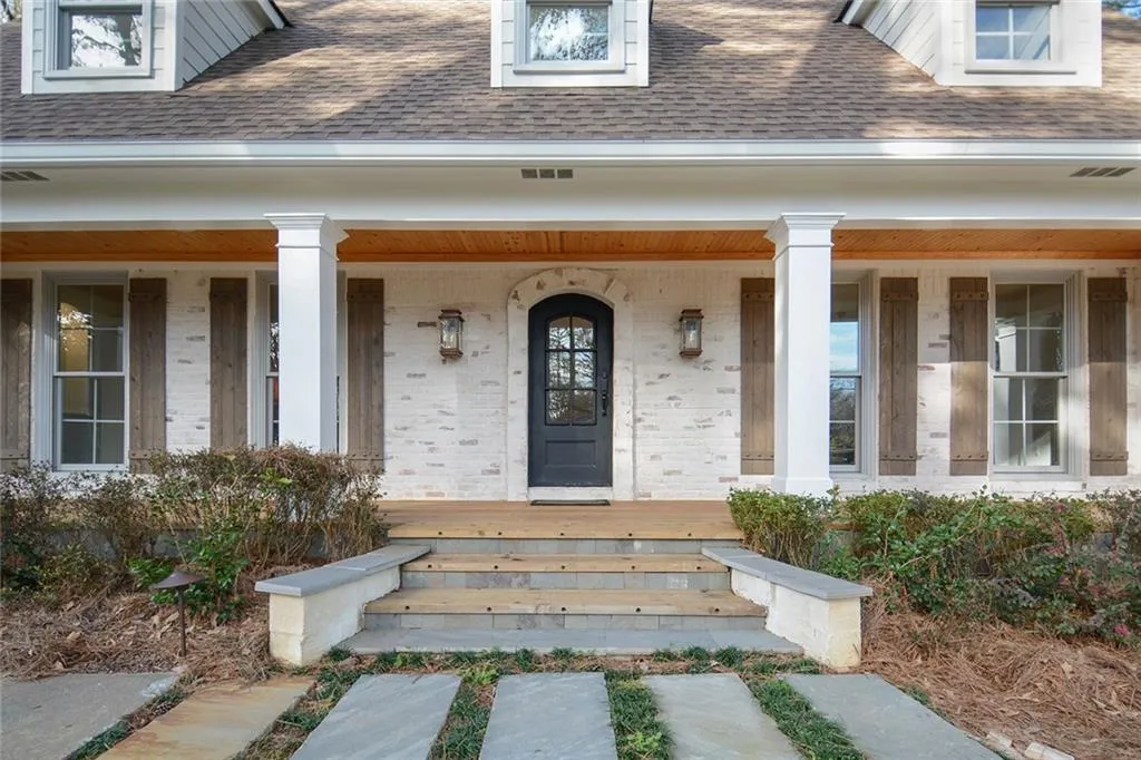 300 Hunters Trace Circle, Sandy Springs, Georgia 30328, 5 Bedrooms Bedrooms, ,5 BathroomsBathrooms,Residential,Sold,300 Hunters Trace Circle,6693705
