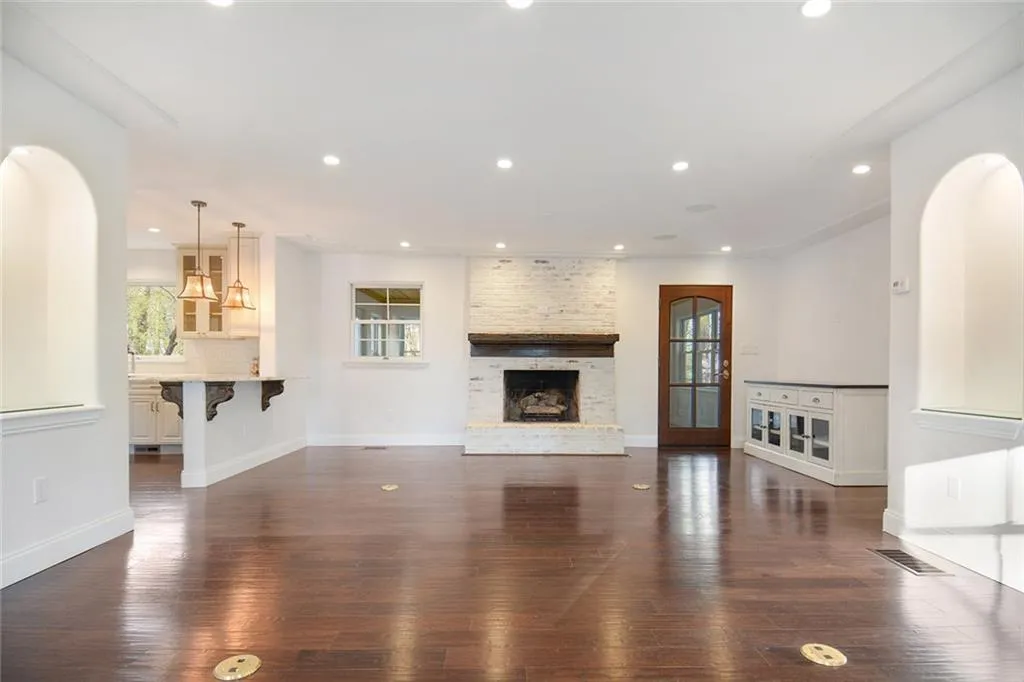 300 Hunters Trace Circle, Sandy Springs, Georgia 30328, 5 Bedrooms Bedrooms, ,5 BathroomsBathrooms,Residential,Sold,300 Hunters Trace Circle,6693705