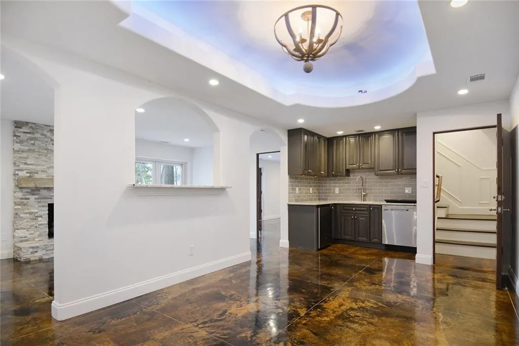 300 Hunters Trace Circle, Sandy Springs, Georgia 30328, 5 Bedrooms Bedrooms, ,5 BathroomsBathrooms,Residential,Sold,300 Hunters Trace Circle,6693705