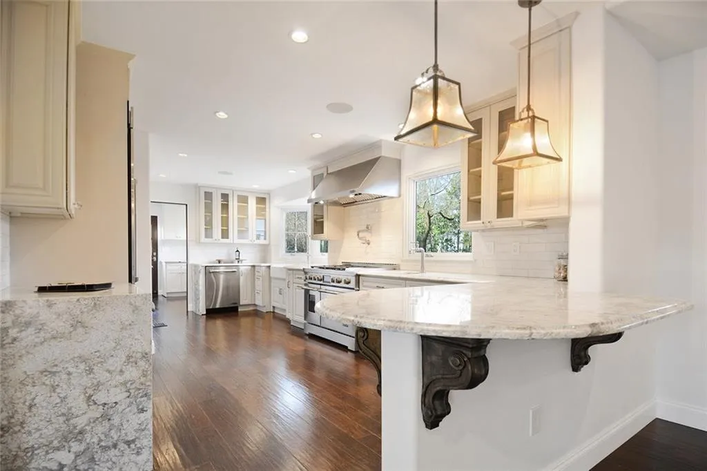 300 Hunters Trace Circle, Sandy Springs, Georgia 30328, 5 Bedrooms Bedrooms, ,5 BathroomsBathrooms,Residential,Sold,300 Hunters Trace Circle,6693705