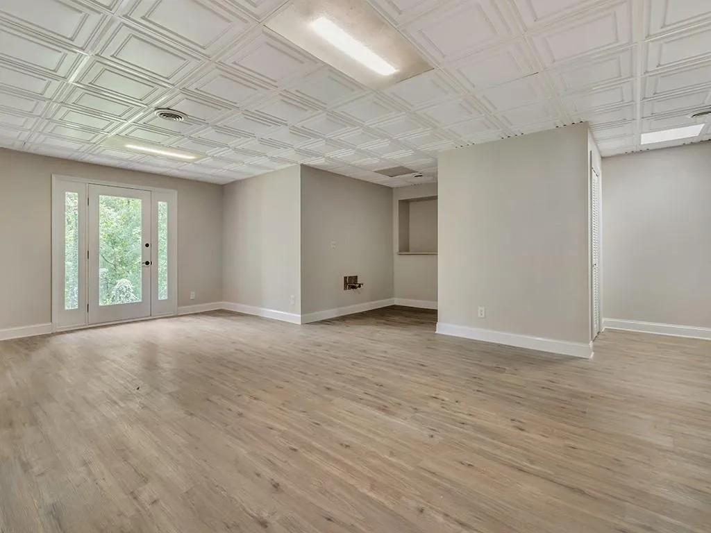 7770 Jett Ferry Road, Sandy Springs, Georgia 30350, 4 Bedrooms Bedrooms, ,3 BathroomsBathrooms,Residential,Sold,7770 Jett Ferry Road,6894356