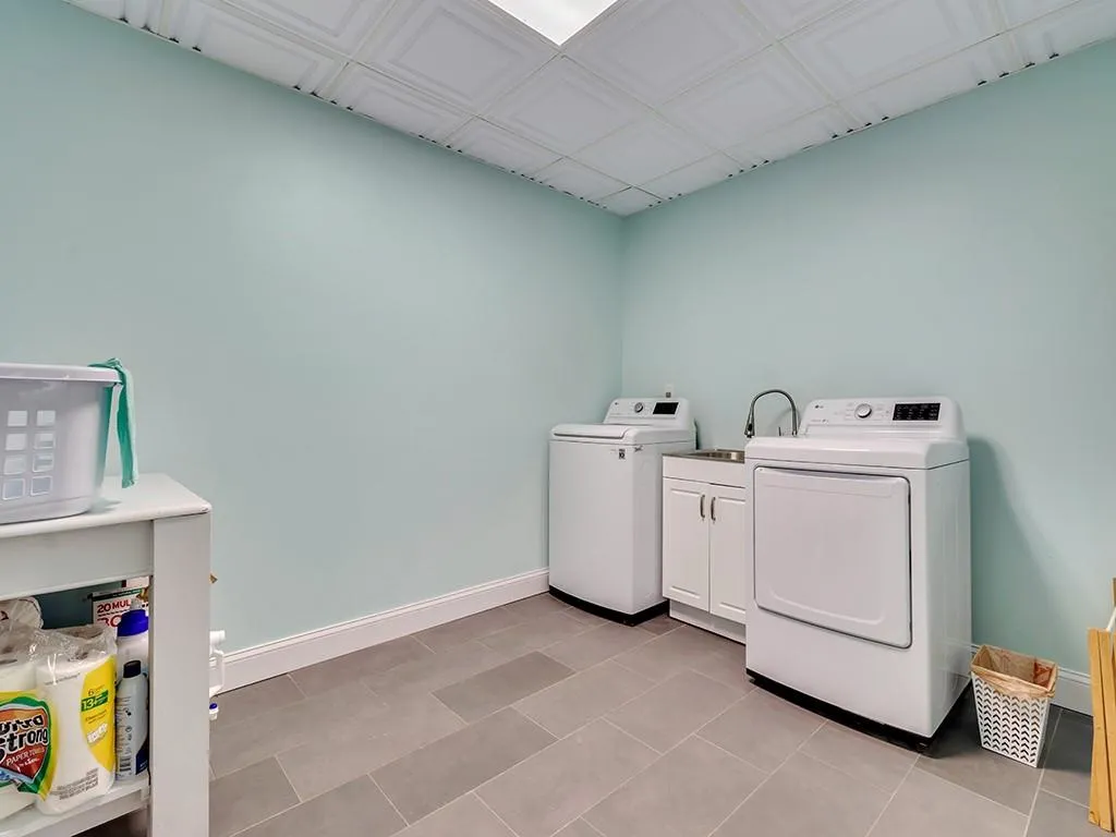 7770 Jett Ferry Road, Sandy Springs, Georgia 30350, 4 Bedrooms Bedrooms, ,3 BathroomsBathrooms,Residential,Sold,7770 Jett Ferry Road,6894356