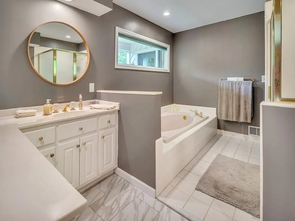 7770 Jett Ferry Road, Sandy Springs, Georgia 30350, 4 Bedrooms Bedrooms, ,3 BathroomsBathrooms,Residential,Sold,7770 Jett Ferry Road,6894356