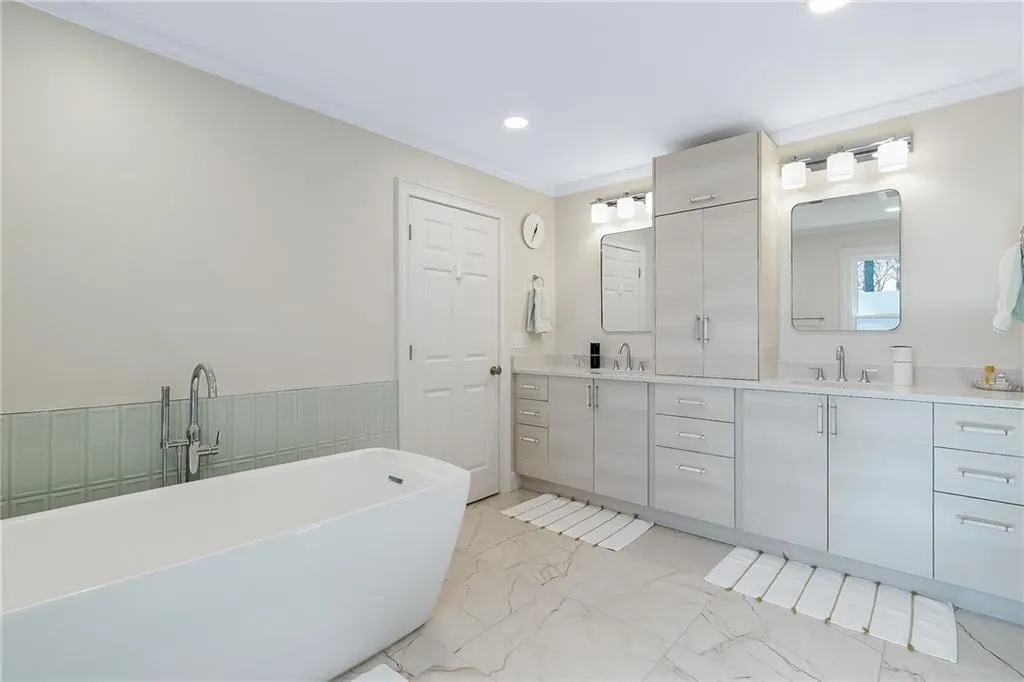 7155 Roswell Road Unit 16, Atlanta, Georgia 30328, 3 Bedrooms Bedrooms, ,3 BathroomsBathrooms,Residential,Sold,7155 Roswell Road Unit 16,7730140