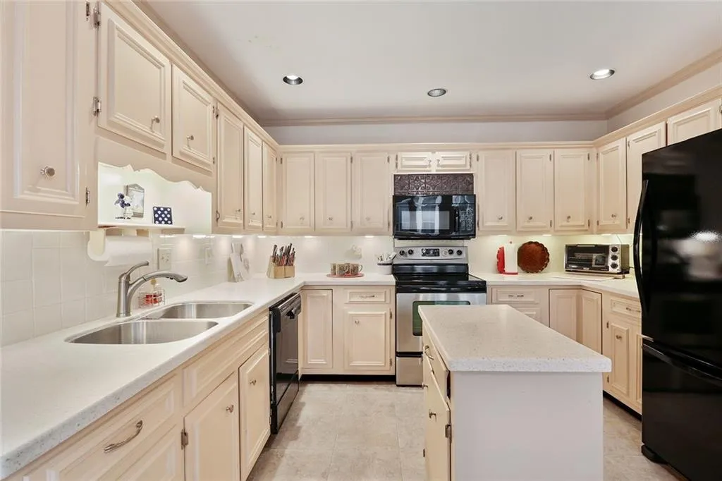 475 Greenlaurel Drive, Sandy Springs, Georgia 30342, 3 Bedrooms Bedrooms, ,3 BathroomsBathrooms,Residential,Sold,475 Greenlaurel Drive,5740709