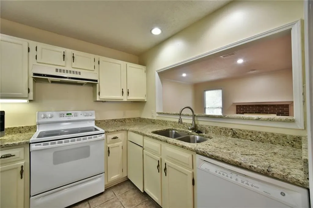 710 Abingdon Way, Atlanta, Georgia 30328, 1 Bedroom Bedrooms, ,1 BathroomBathrooms,Residential,Sold,710 Abingdon Way,5693270