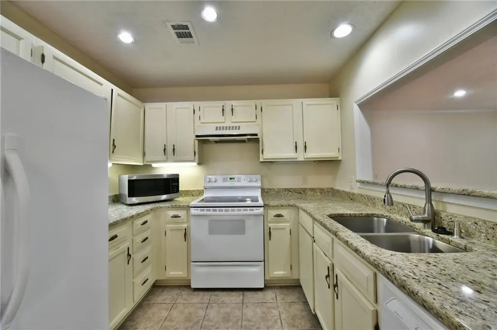 710 Abingdon Way, Atlanta, Georgia 30328, 1 Bedroom Bedrooms, ,1 BathroomBathrooms,Residential,Sold,710 Abingdon Way,5693270