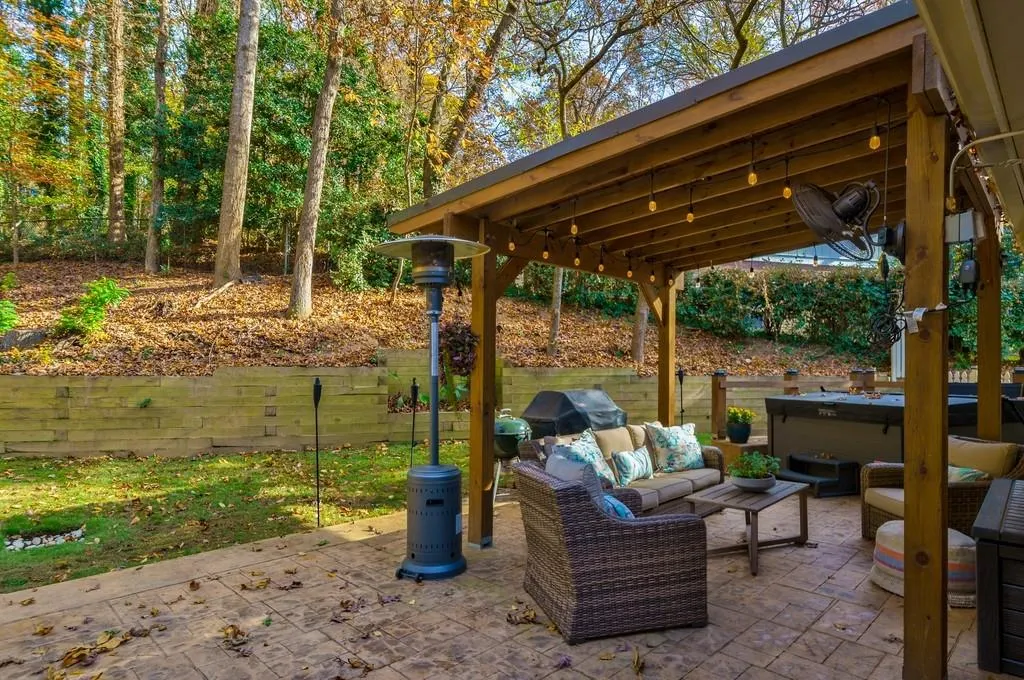 286 W Spalding Drive, Sandy Springs, Georgia 30328, 4 Bedrooms Bedrooms, ,2 BathroomsBathrooms,Residential,Sold,286 W Spalding Drive,7140639