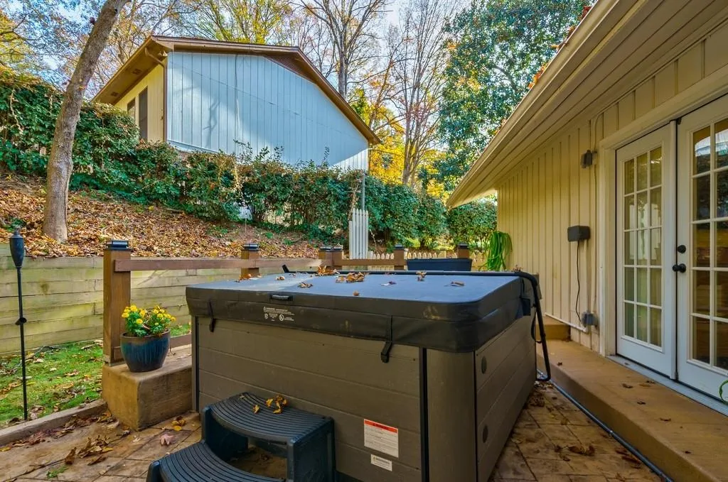 286 W Spalding Drive, Sandy Springs, Georgia 30328, 4 Bedrooms Bedrooms, ,2 BathroomsBathrooms,Residential,Sold,286 W Spalding Drive,7140639