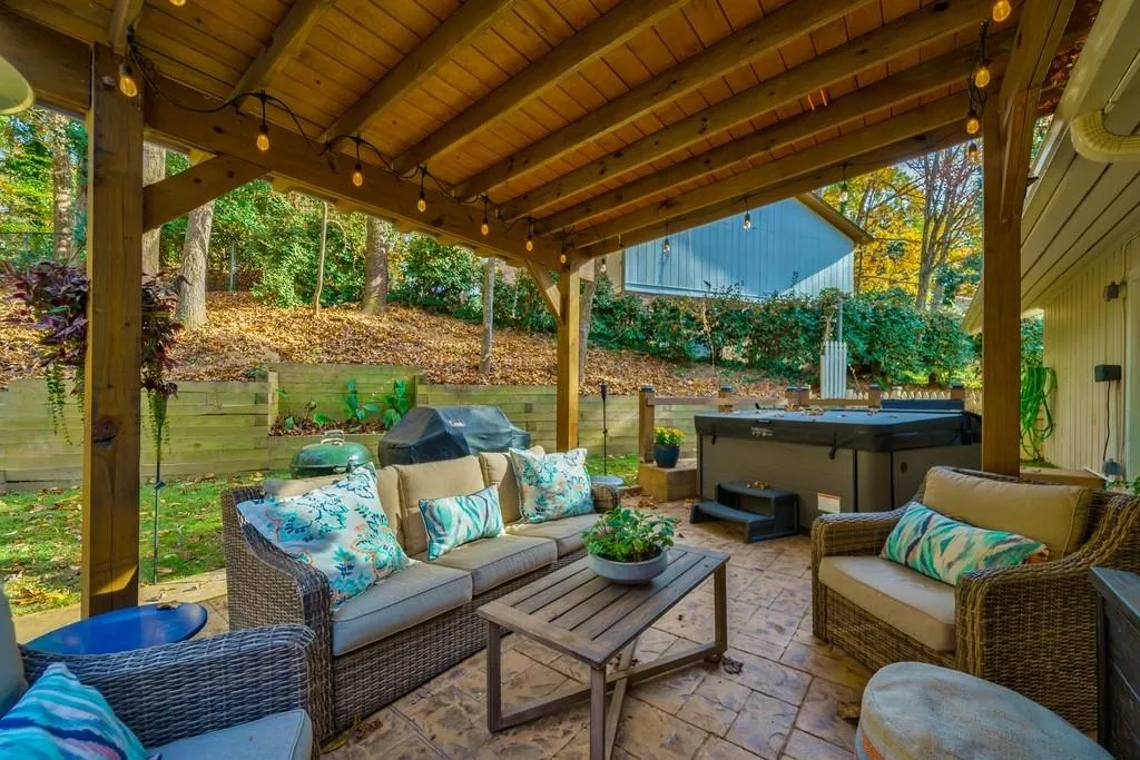 286 W Spalding Drive, Sandy Springs, Georgia 30328, 4 Bedrooms Bedrooms, ,2 BathroomsBathrooms,Residential,Sold,286 W Spalding Drive,7140639