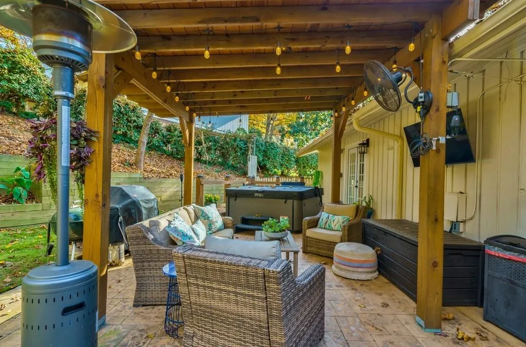 286 W Spalding Drive, Sandy Springs, Georgia 30328, 4 Bedrooms Bedrooms, ,2 BathroomsBathrooms,Residential,Sold,286 W Spalding Drive,7140639