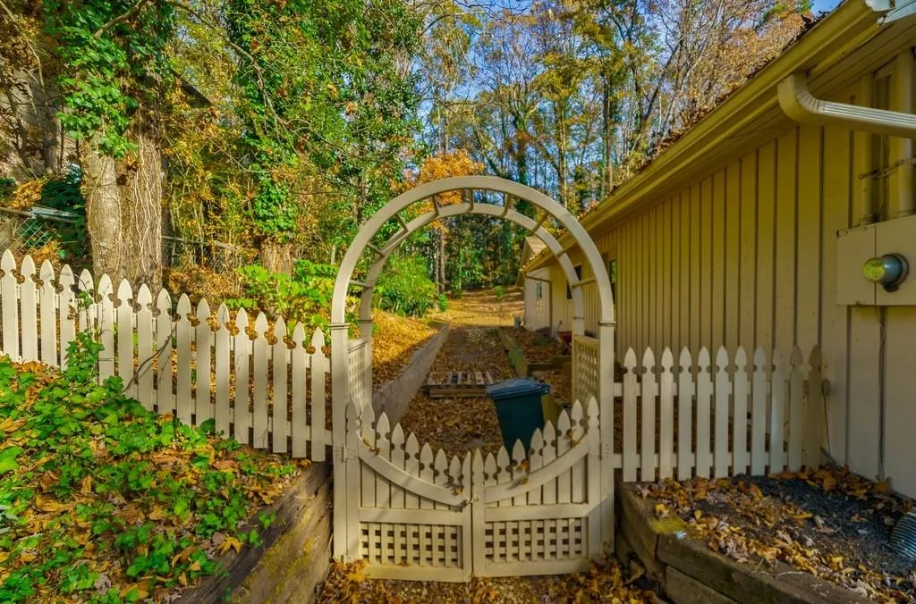 286 W Spalding Drive, Sandy Springs, Georgia 30328, 4 Bedrooms Bedrooms, ,2 BathroomsBathrooms,Residential,Sold,286 W Spalding Drive,7140639