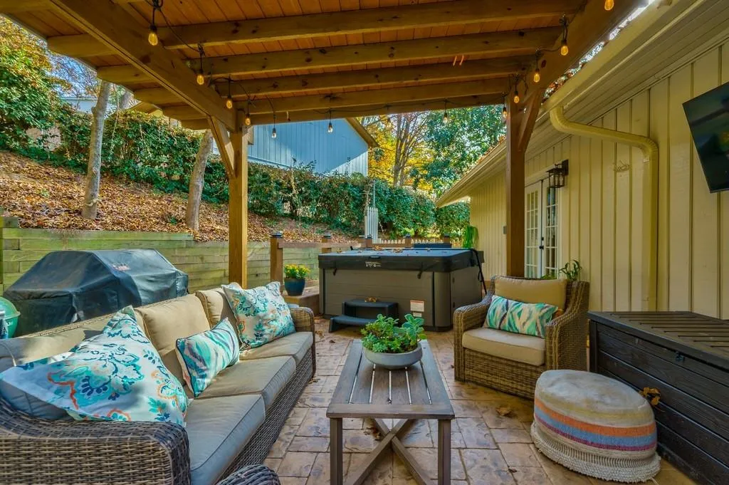 286 W Spalding Drive, Sandy Springs, Georgia 30328, 4 Bedrooms Bedrooms, ,2 BathroomsBathrooms,Residential,Sold,286 W Spalding Drive,7140639