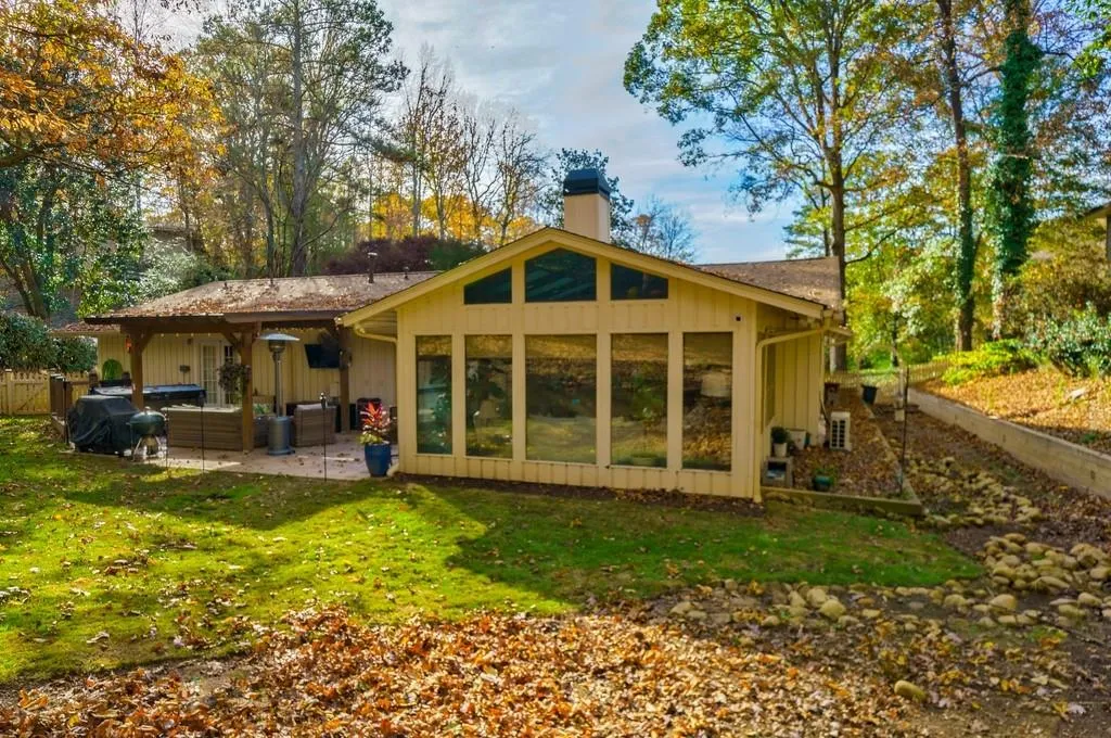 286 W Spalding Drive, Sandy Springs, Georgia 30328, 4 Bedrooms Bedrooms, ,2 BathroomsBathrooms,Residential,Sold,286 W Spalding Drive,7140639