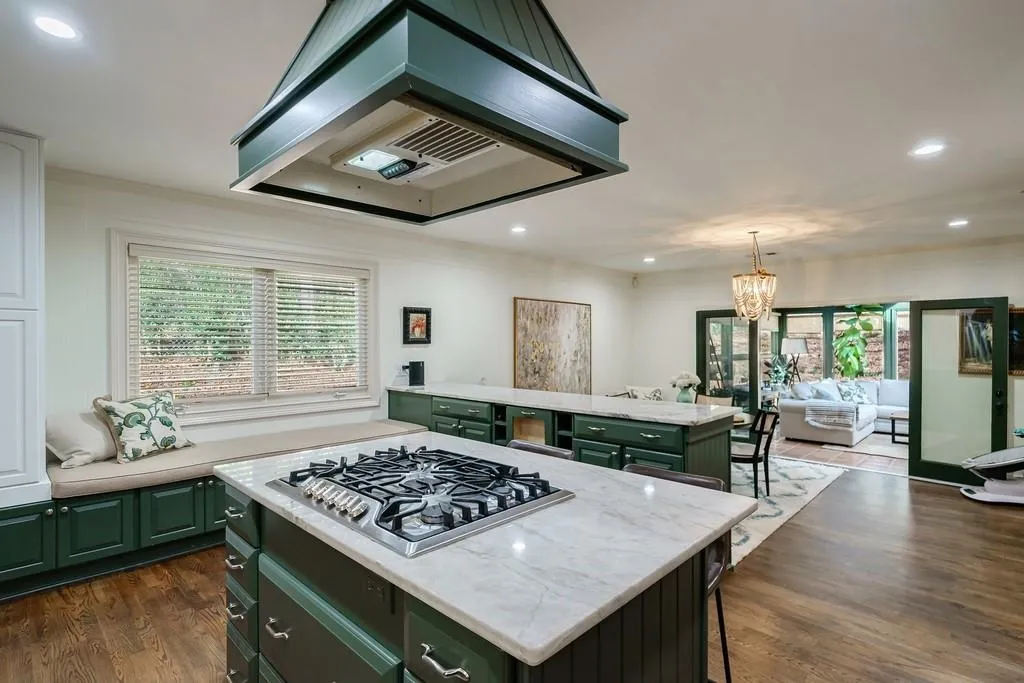 286 W Spalding Drive, Sandy Springs, Georgia 30328, 4 Bedrooms Bedrooms, ,2 BathroomsBathrooms,Residential,Sold,286 W Spalding Drive,7140639