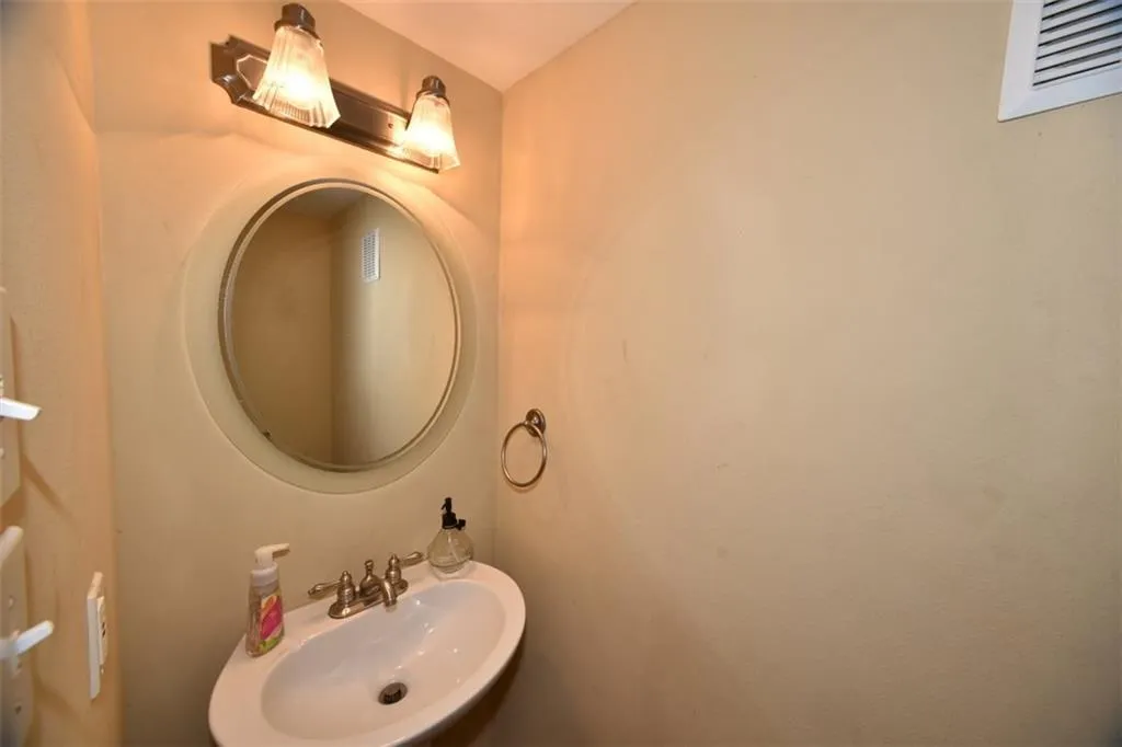 6940 Roswell Road Unit 11a, Atlanta, Georgia 30328, 2 Bedrooms Bedrooms, ,1 BathroomBathrooms,Residential,Sold,6940 Roswell Road Unit 11a,5691939