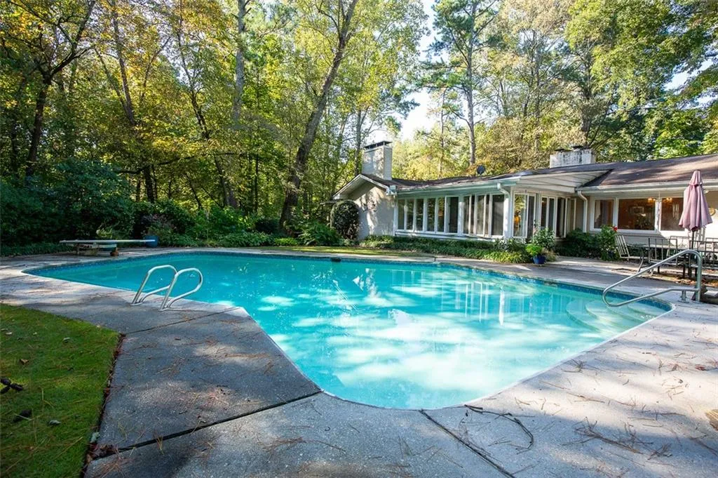 5135 Middlebury Lane, Sandy Springs, Georgia 30327, 5 Bedrooms Bedrooms, ,3 BathroomsBathrooms,Residential,Sold,5135 Middlebury Lane,6965367