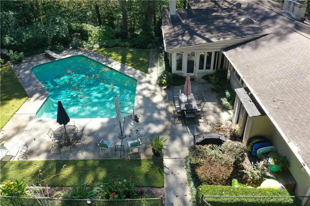 5135 Middlebury Lane, Sandy Springs, Georgia 30327, 5 Bedrooms Bedrooms, ,3 BathroomsBathrooms,Residential,Sold,5135 Middlebury Lane,6965367