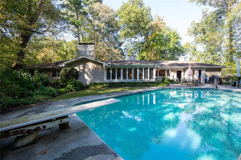 5135 Middlebury Lane, Sandy Springs, Georgia 30327, 5 Bedrooms Bedrooms, ,3 BathroomsBathrooms,Residential,Sold,5135 Middlebury Lane,6965367