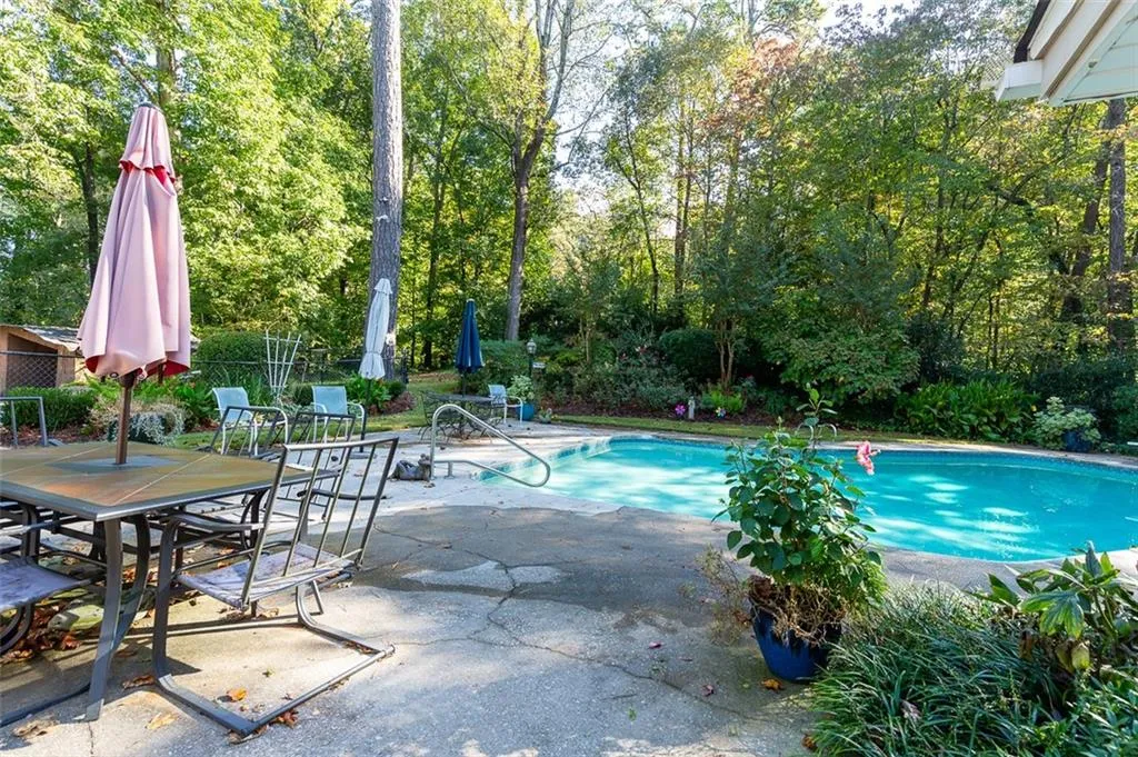 5135 Middlebury Lane, Sandy Springs, Georgia 30327, 5 Bedrooms Bedrooms, ,3 BathroomsBathrooms,Residential,Sold,5135 Middlebury Lane,6965367