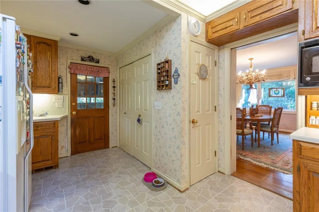 5135 Middlebury Lane, Sandy Springs, Georgia 30327, 5 Bedrooms Bedrooms, ,3 BathroomsBathrooms,Residential,Sold,5135 Middlebury Lane,6965367