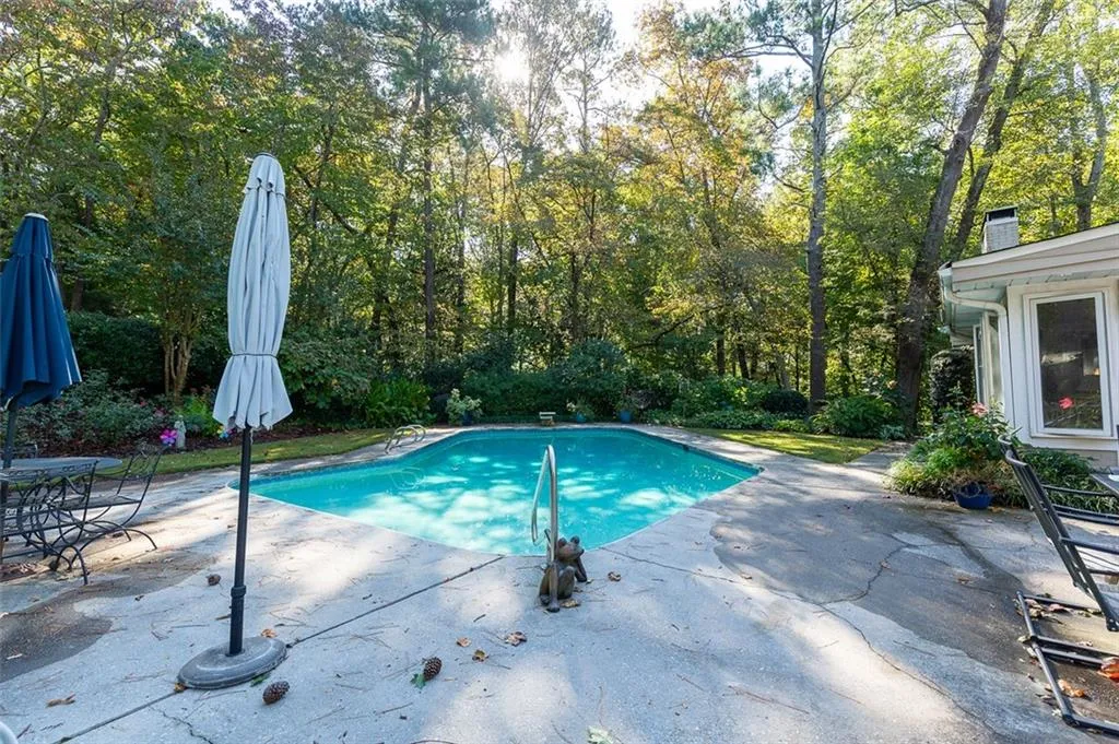 5135 Middlebury Lane, Sandy Springs, Georgia 30327, 5 Bedrooms Bedrooms, ,3 BathroomsBathrooms,Residential,Sold,5135 Middlebury Lane,6965367