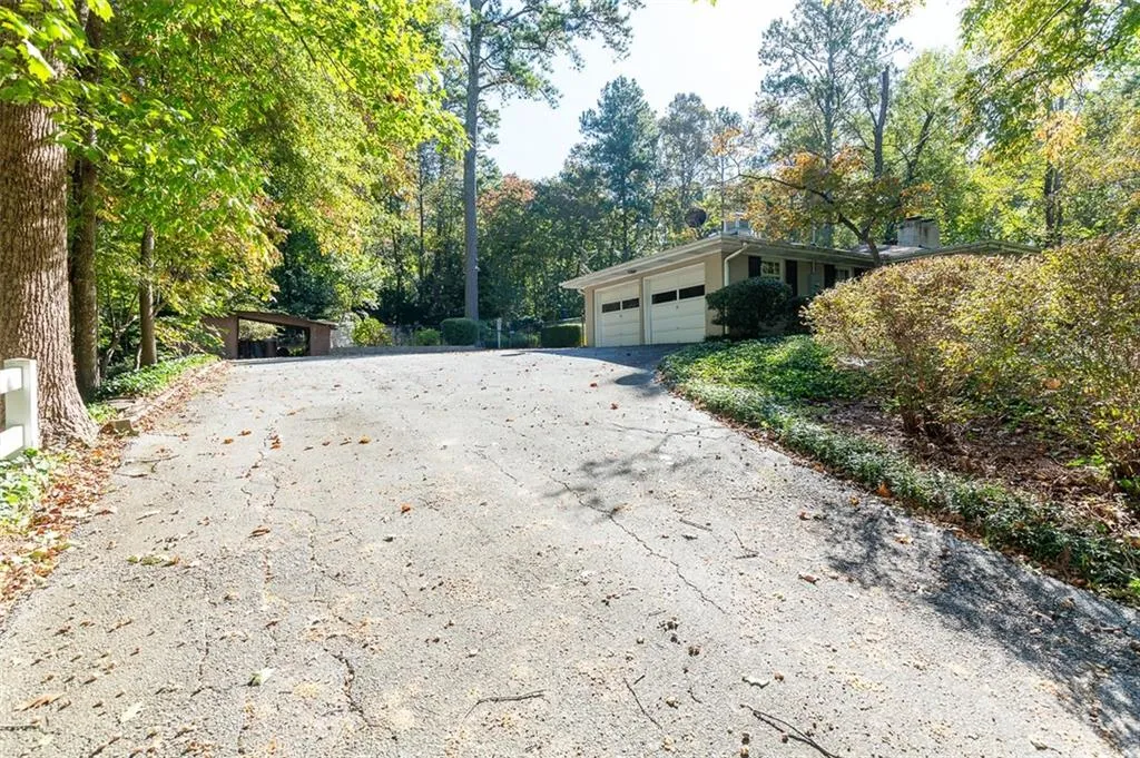 5135 Middlebury Lane, Sandy Springs, Georgia 30327, 5 Bedrooms Bedrooms, ,3 BathroomsBathrooms,Residential,Sold,5135 Middlebury Lane,6965367