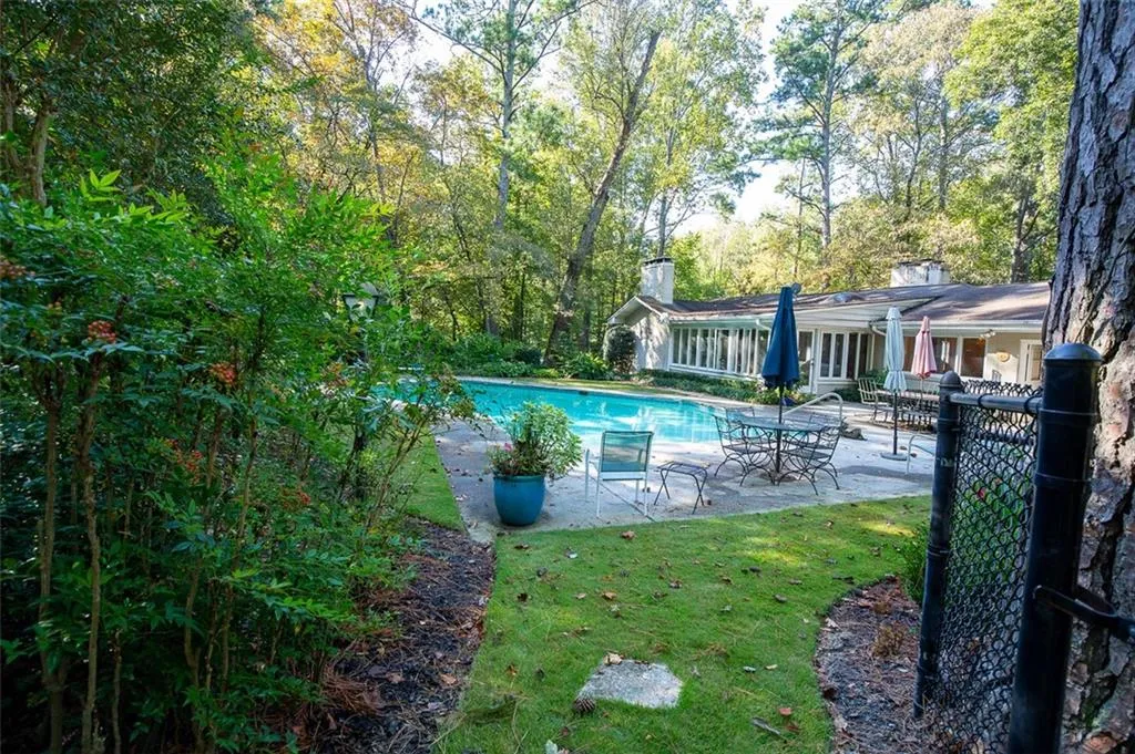 5135 Middlebury Lane, Sandy Springs, Georgia 30327, 5 Bedrooms Bedrooms, ,3 BathroomsBathrooms,Residential,Sold,5135 Middlebury Lane,6965367