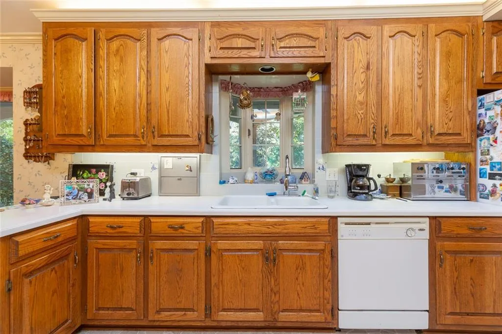 5135 Middlebury Lane, Sandy Springs, Georgia 30327, 5 Bedrooms Bedrooms, ,3 BathroomsBathrooms,Residential,Sold,5135 Middlebury Lane,6965367