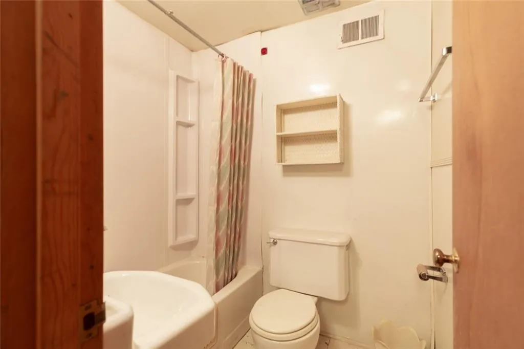 5135 Middlebury Lane, Sandy Springs, Georgia 30327, 5 Bedrooms Bedrooms, ,3 BathroomsBathrooms,Residential,Sold,5135 Middlebury Lane,6965367