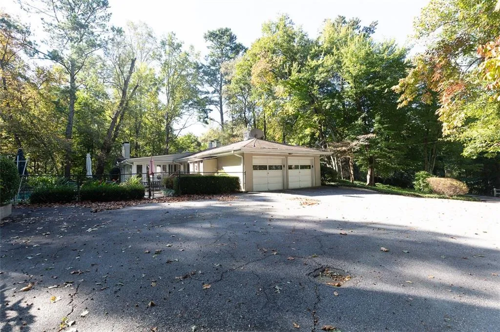 5135 Middlebury Lane, Sandy Springs, Georgia 30327, 5 Bedrooms Bedrooms, ,3 BathroomsBathrooms,Residential,Sold,5135 Middlebury Lane,6965367