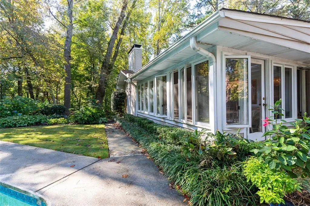 5135 Middlebury Lane, Sandy Springs, Georgia 30327, 5 Bedrooms Bedrooms, ,3 BathroomsBathrooms,Residential,Sold,5135 Middlebury Lane,6965367