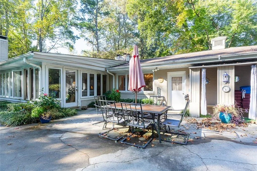 5135 Middlebury Lane, Sandy Springs, Georgia 30327, 5 Bedrooms Bedrooms, ,3 BathroomsBathrooms,Residential,Sold,5135 Middlebury Lane,6965367