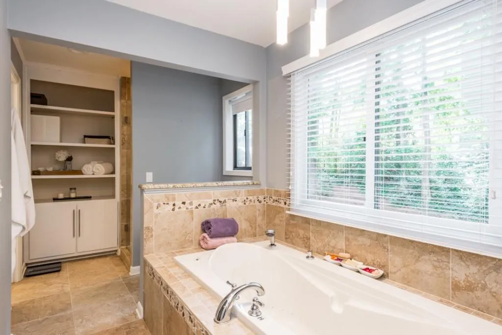 445 W Spalding Drive, Sandy Springs, Georgia 30328, 4 Bedrooms Bedrooms, ,3 BathroomsBathrooms,Residential,Sold,445 W Spalding Drive,5909552