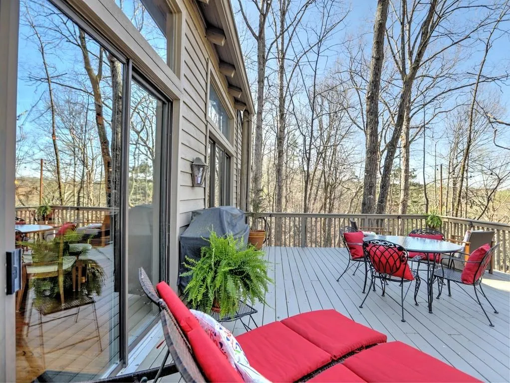 171 River Court Parkway, Sandy Springs, Georgia 30328, 3 Bedrooms Bedrooms, ,2 BathroomsBathrooms,Residential,Sold,171 River Court Parkway,7189620
