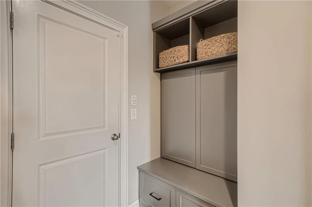 6643 Sterling Drive, Sandy Springs, Georgia 30328, 3 Bedrooms Bedrooms, ,4 BathroomsBathrooms,Residential,Sold,6643 Sterling Drive,6994429
